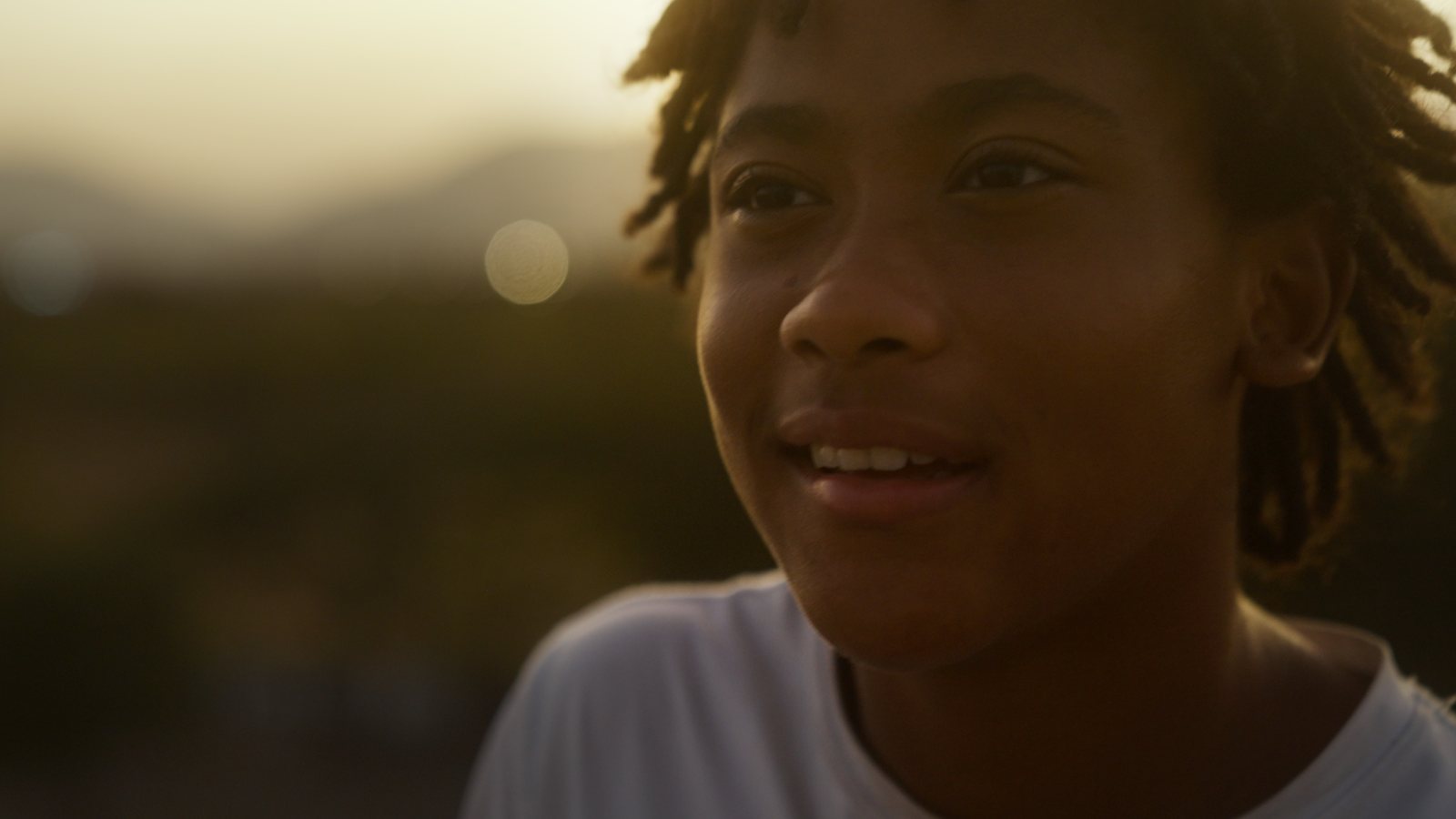 Isadora conversa sobre sua vida e o futebol, em uma cena do documentário.