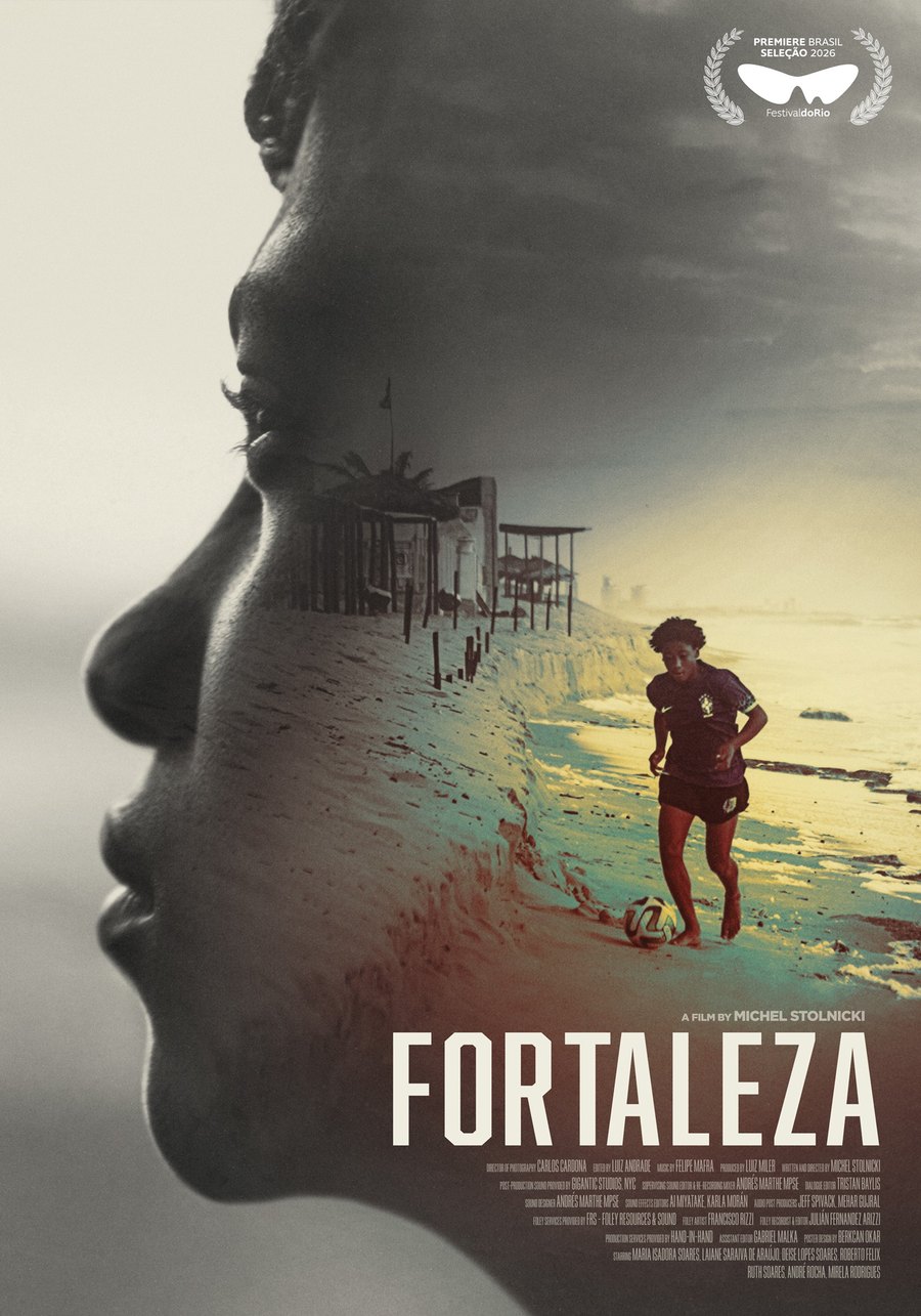 Pôster de FORTALEZA: o rosto de Isadora se funde com a praia onde ela joga futebol. Seleção Première Brasil 2026.